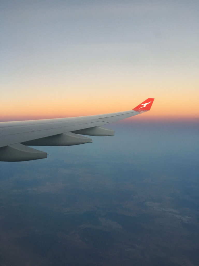 飛行機窓からの空の景色。
